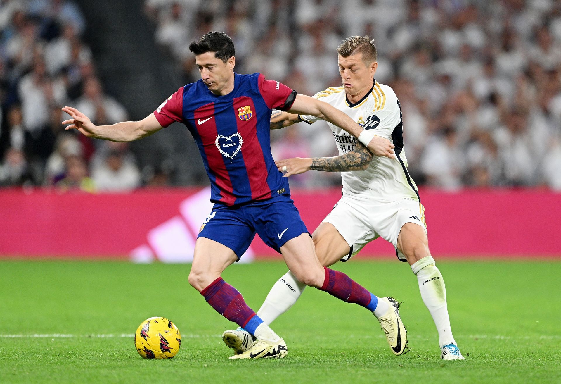 Lewandowski is keen on staying at Barca.